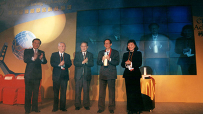 1999年  獲香港蔣氏科技成就獎